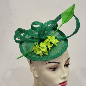 Bibi mariage vert, en sisal et plume, forme JASMIN, article fabriqué sur mesure, custom made item image 3