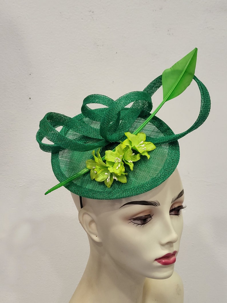 Groene bruiloft fascinator, in sisal en veren, JASMIN vorm, op maat gemaakt item, op maat gemaakt item afbeelding 3