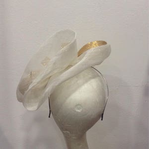 Bibi blanc cassé et doré,sisal, mariage-cocktail-cérémonie, forme double volutes, article fabriqué sur mesure, custom made item image 5