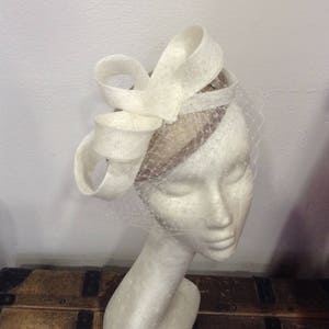 Bibi Hochzeitsschleier in taupe und cremefarbenem Sisal, elegante Knotenform, Sonderanfertigung Bild 2