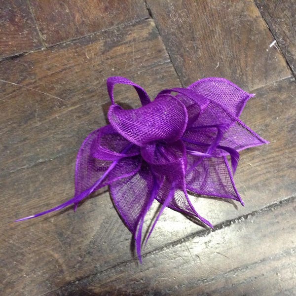 Bibi mariage violet, en sisal et plumes, mariage - cérémonie , forme longues feuilles, article fabriqué sur mesure, custom made item