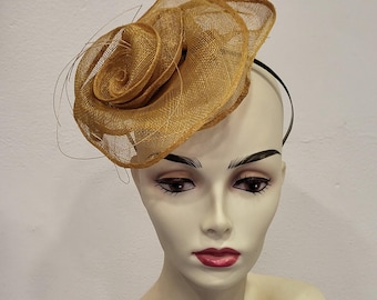 Goldgelber Sisal-Fascinator für Hochzeiten, Cocktailpartys und andere Feierlichkeiten, Modell „Butterblume“, Sonderanfertigung