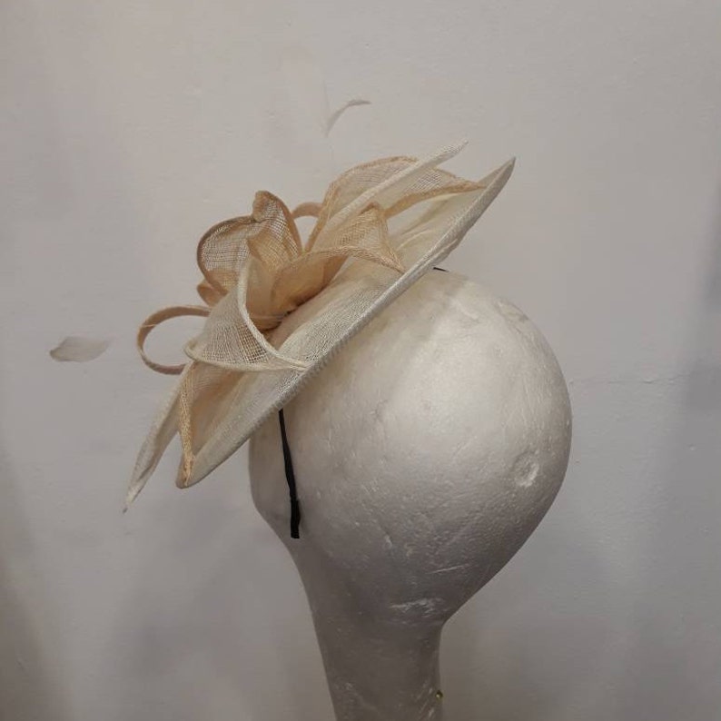 Bibi blanc cassé ivoire et naturel, forme bouquet de feuilles et plumes, en sisal, mariage, article fabriqué sur mesure, custom made item image 3
