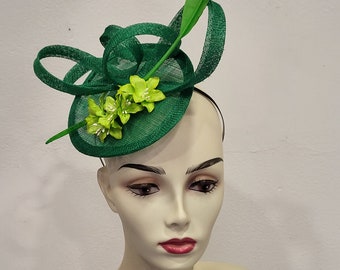 Bibi mariage vert, en sisal et plume, forme " JASMIN", article fabriqué sur mesure, custom made item