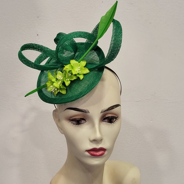 Bibi mariage vert, en sisal et plume, forme " JASMIN", article fabriqué sur mesure, custom made item