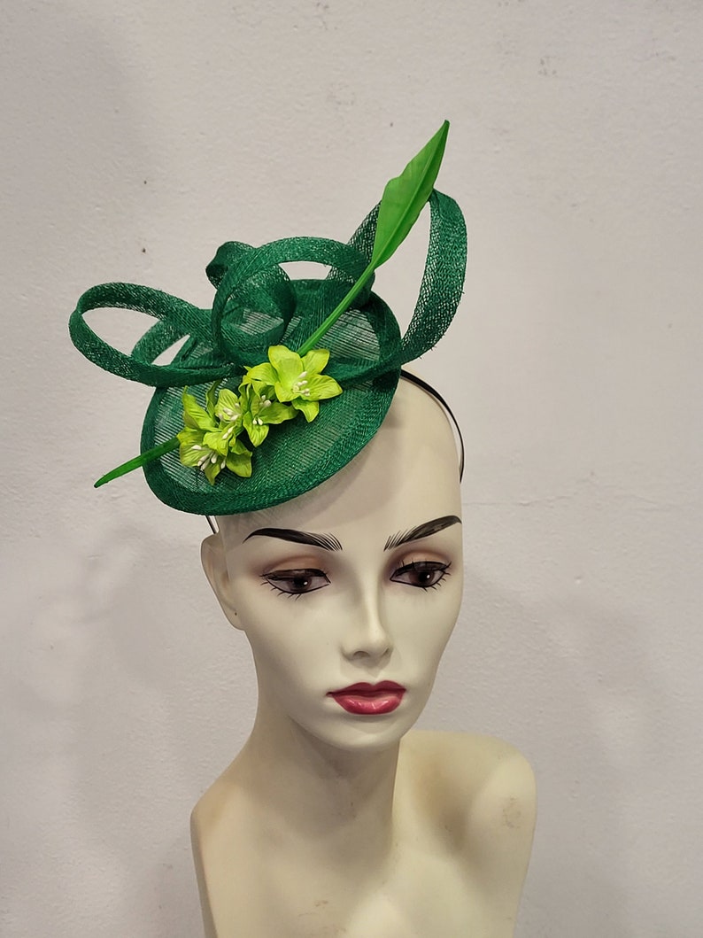 Bibi mariage vert, en sisal et plume, forme JASMIN, article fabriqué sur mesure, custom made item image 1