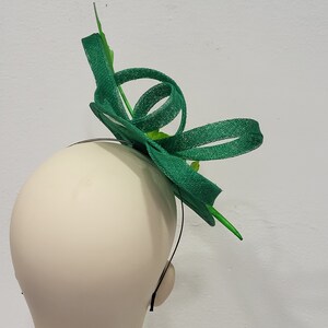 Bibi mariage vert, en sisal et plume, forme JASMIN, article fabriqué sur mesure, custom made item image 4