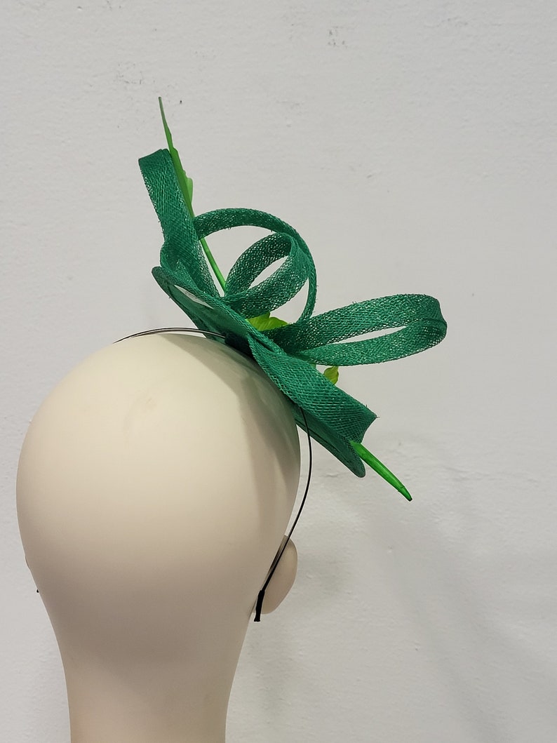 Groene bruiloft fascinator, in sisal en veren, JASMIN vorm, op maat gemaakt item, op maat gemaakt item afbeelding 4