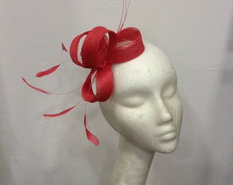 Bibi rouge corail, en sisal et plumes, monté sur pince barrette,article fabriqué sur mesure, custom made item