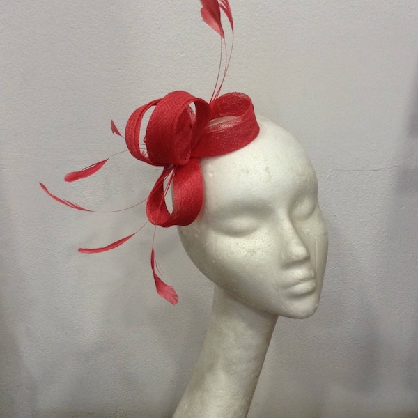 Bibi rouge corail, en sisal et plumes, monté sur pince barrette,article fabriqué sur mesure, custom made item