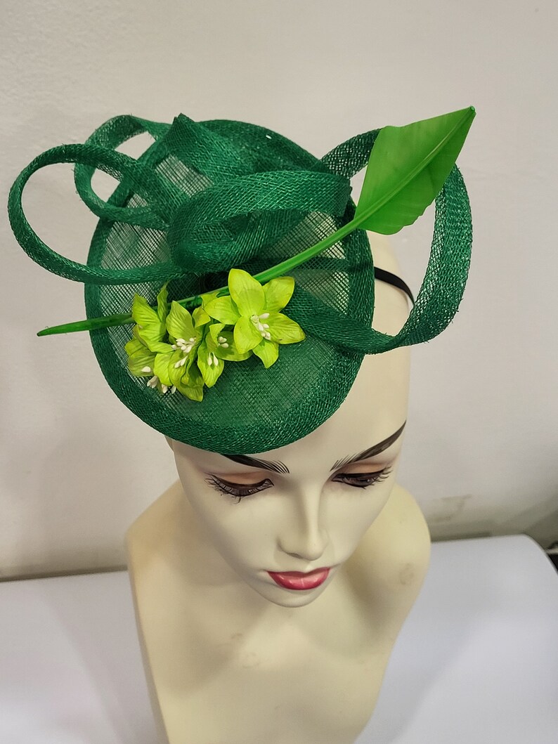 Groene bruiloft fascinator, in sisal en veren, JASMIN vorm, op maat gemaakt item, op maat gemaakt item afbeelding 7