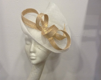 Fascinator in gebroken wit en goud, sisal, bruiloft-cocktail-ceremonie, dubbele krulvorm, op maat gemaakt artikel