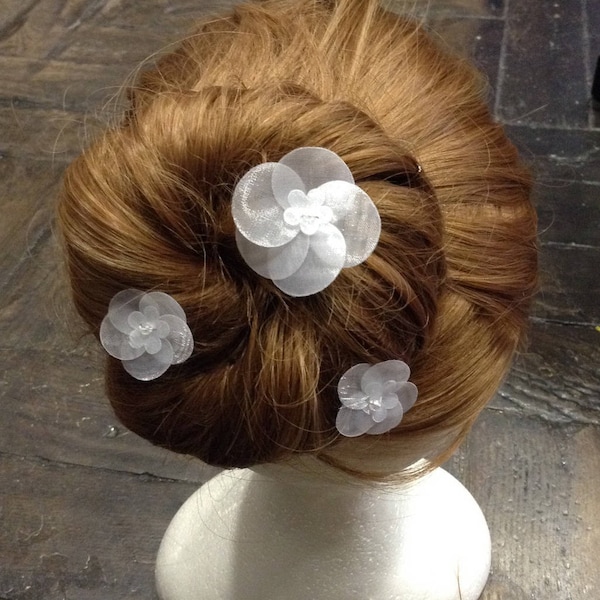 Trois pics  à chignon,  fleur blanche en organza, mariage ou cérémonie