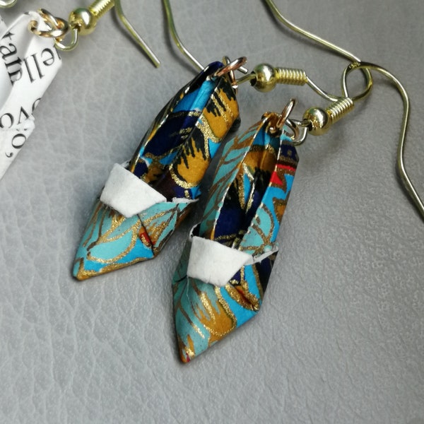 Boucles d'oreilles 'Shoe' en origami faites à la main avec du papier washi japonais traditionnel, cadeau unique.