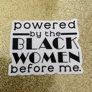 Sticker magique fille noire. Sticker électrique noir. Autocollant Powered by Black pour femmes.