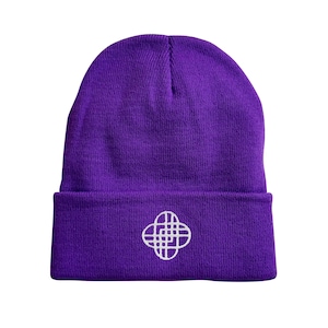 Può includere: Un berretto viola a tinta unita con bordo ripiegato. Il berretto presenta un motivo geometrico bianco ricamato sul davanti. Il motivo è un motivo di linee intersecanti. Il cappello è realizzato in materiale a maglia.