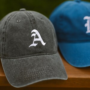 Boné bordado com inicial em inglês antigo, boné de algodão lavado, boné estilo "dad cap", boné de algodão lavado.