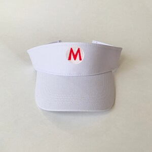 Op de afbeelding: Witte visor met een rode geborduurde letter "M" in een cirkel aan de voorkant.