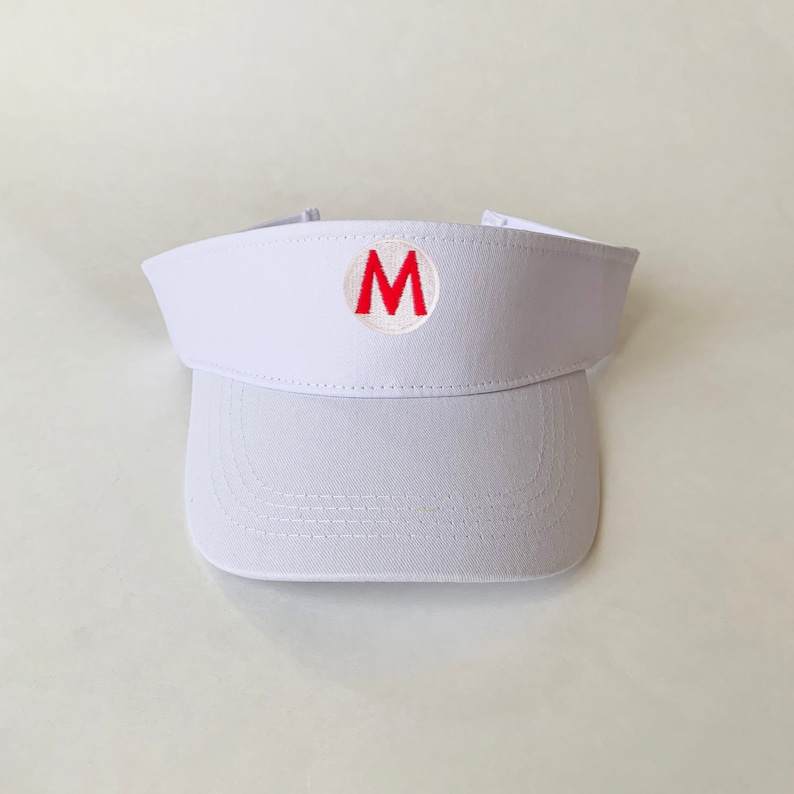 Op de afbeelding: Witte visor met een rode geborduurde letter "M" in een cirkel aan de voorkant.