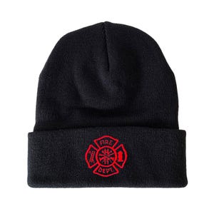 Op de afbeelding: Zwarte gebreide beanie met een rood geborduurd brandweerembleem met de tekst "FIRE DEPT."
