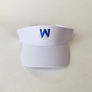 Op de afbeelding: Witte visor met een blauwe geborduurde "W" in een cirkel aan de voorkant.