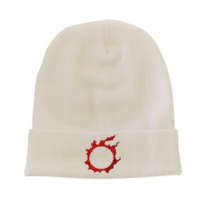 Könnte beinhalten: Weiße Strickmütze mit einem roten gestickten Final Fantasy-Logo.