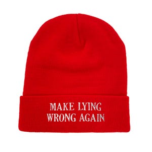 Może przedstawiać: Jasnoczerwona czapka beanie z białym haftem "MAKE LYING WRONG AGAIN". Czapka wykonana jest z miękkiego, dzianinowego materiału i posiada wywinięty mankiet.