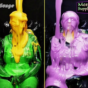 Könnte beinhalten: Zwei Personen sind mit Schleim bedeckt. Eine Person ist mit gelbem Schleim bedeckt und die andere mit lila Schleim. Der Text "Messy Supplies .com" befindet sich in der oberen rechten Ecke des Bildes.