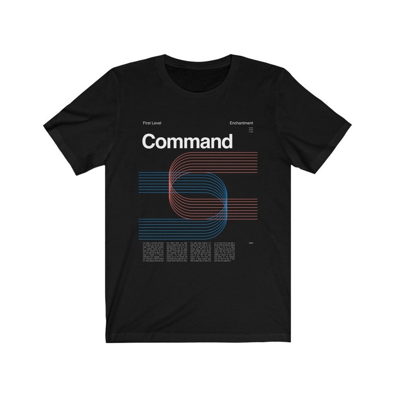 K&ouml;nnte beinhalten: Schwarzes T-Shirt mit einem grafischen Design aus blauen und roten geschwungenen Linien. Der Text "Command" ist in Wei&szlig; &uuml;ber dem Design gedruckt. Der Text "First Level" und "Enchantment" ist in Wei&szlig; oben auf dem Shirt gedruckt.
