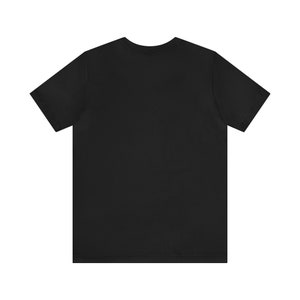 Puede incluir: Una camiseta negra de manga corta.