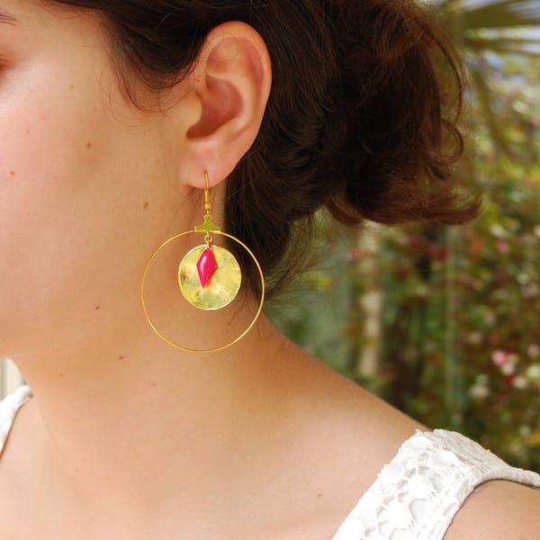 Boucles d'oreille créoles avec pièce dorée et losange rose, bijoux fait main, cadeau de noël, bo laiton, bo bohêmes, cadeau pour elle