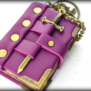 Boîte à bagues avec une rose, livre miniature à compartiment secret, boîte à bagues fantastique, mini porte-clés livre en cuir, expédition rapide par transporteur