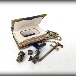 Hållare för dolda RPG-tärningar, tillbehör till drakeberlocker, miniatyrnyckelring i läder med trollformler,