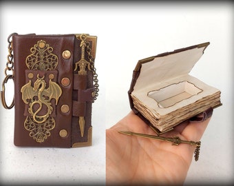 Mini Libro con COMPARTIMIENTO SECRETO, Mini llavero de libro de cuero, Caja de Anillos Libro Dragón, Libro Hueco, Envío rápido por mensajería