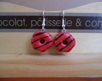 Boucles d'oreilles percées pâte fimo donuts rouge