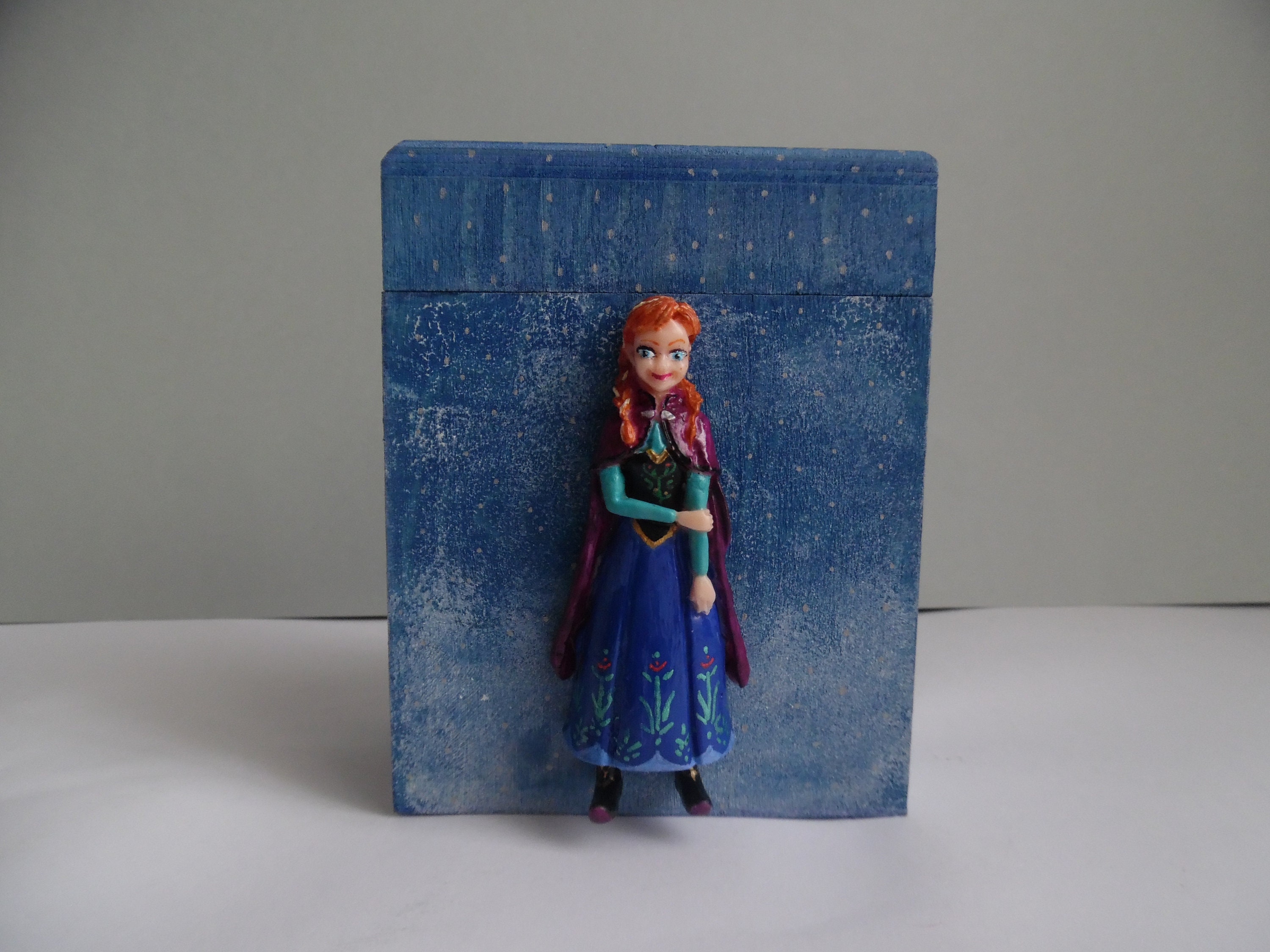 Tirelire en Bois Décor Fimo Anna Reine Des Neiges