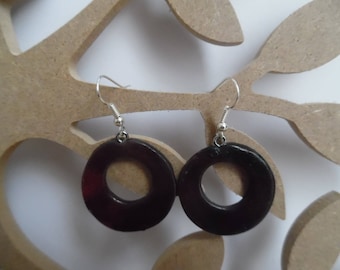 Boucles d'oreilles percées pâte fimo rouge et noir