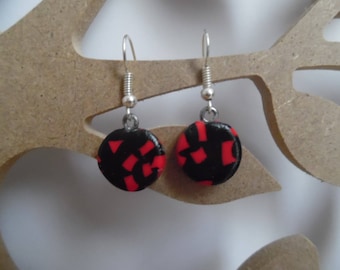 Boucles d'oreilles percées pâte fimo rouge et noir