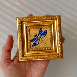 Pintura a óleo de libélula pequena com folha de ouro - Pintura em miniatura emoldurada Presente exclusivo para a mãe, 2x2 Cutecore Pequena arte de cozinha feita à mão
