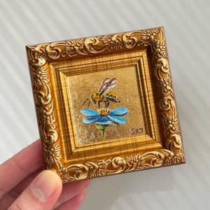 Pintura a óleo de abelha minúscula com folha de ouro - Pintura em miniatura emoldurada Presente exclusivo para ela, arte de cozinha pequena de abelha Cutecore 2x2