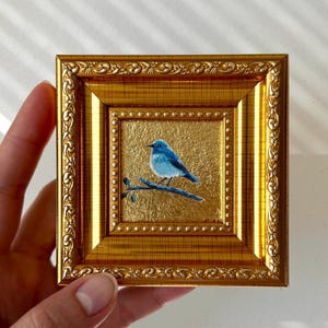 Pintura a óleo em miniatura Bluebird emoldurada original 2x2 com folha de ouro Pequena pintura Bluebird art Pintura a óleo original Pequena arte de pássaro de cozinha