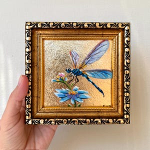 Mini pintura a óleo de libélula emoldurada original 4x4 com folha de ouro Pequena pintura de libélula Pintura a óleo original Presente para mãe Decoração de sala de jantar