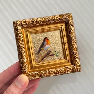 Pintura al óleo en miniatura de pájaro enmarcada original 2x2 con pan de oro - Pintura al óleo original personalizada Pintura pequeña Arte de petirrojo Arte de aves de cocina