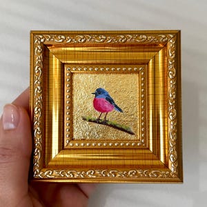 Pintura a óleo em miniatura Pink Robin emoldurada original 2x2 com folha de ouro Pequena pintura Robin arte Pintura a óleo original Pequeno pássaro de cozinha arte