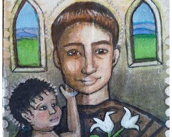 Puede incluir: Una ilustración pintada a mano de San Antonio de Padua sosteniendo un bebé y un lirio. El santo está representado con una túnica marrón y un halo. El fondo es de color marrón claro con dos ventanas arqueadas.