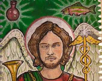 Puede incluir: Una ilustración pintada a mano de San Rafael Arcángel, representado con alas, una aureola y sosteniendo un bastón con un símbolo de caduceo. Lleva una túnica roja con una faja verde y una cadena dorada. El fondo es verde con un pez y una botella.