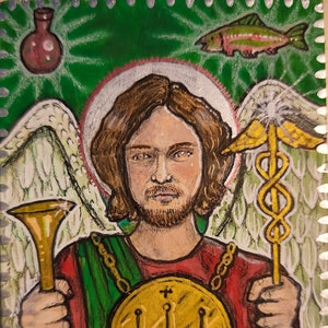 Puede incluir: Una ilustración pintada a mano de San Rafael Arcángel, representado con alas, una aureola y sosteniendo un bastón con un símbolo de caduceo. Lleva una túnica roja con una faja verde y una cadena dorada. El fondo es verde con un pez y una botella.