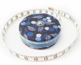 Automatic tape measure 'Blue Cherries'