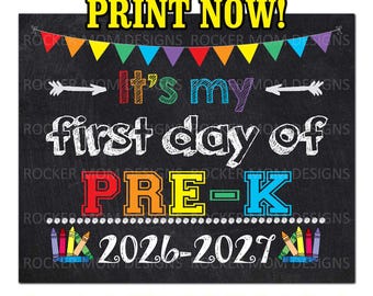 Może przedstawiać: Tablica w stylu kredowym z kolorowymi chorągiewkami, białymi strzałkami i napisem "It's my first day of PRE-K" wielokolorowymi literami. Na dole znajduje się rok szkolny "2026-2027" otoczony ilustracjami kolorowych kredek.