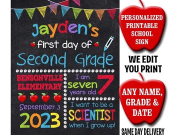 Puede incluir: Un cartel de escuela imprimible con un fondo de pizarra. El cartel está decorado con banderas de colores y una manzana roja. El texto en el cartel dice "Jayden's First Day of Second Grade Bensonville Elementary I am Seven Years Old September 3 2023 I want to be a Scientist when I grow up!"